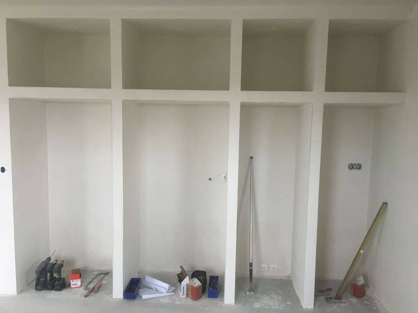 Gestucte inbouwnissen in een wand
