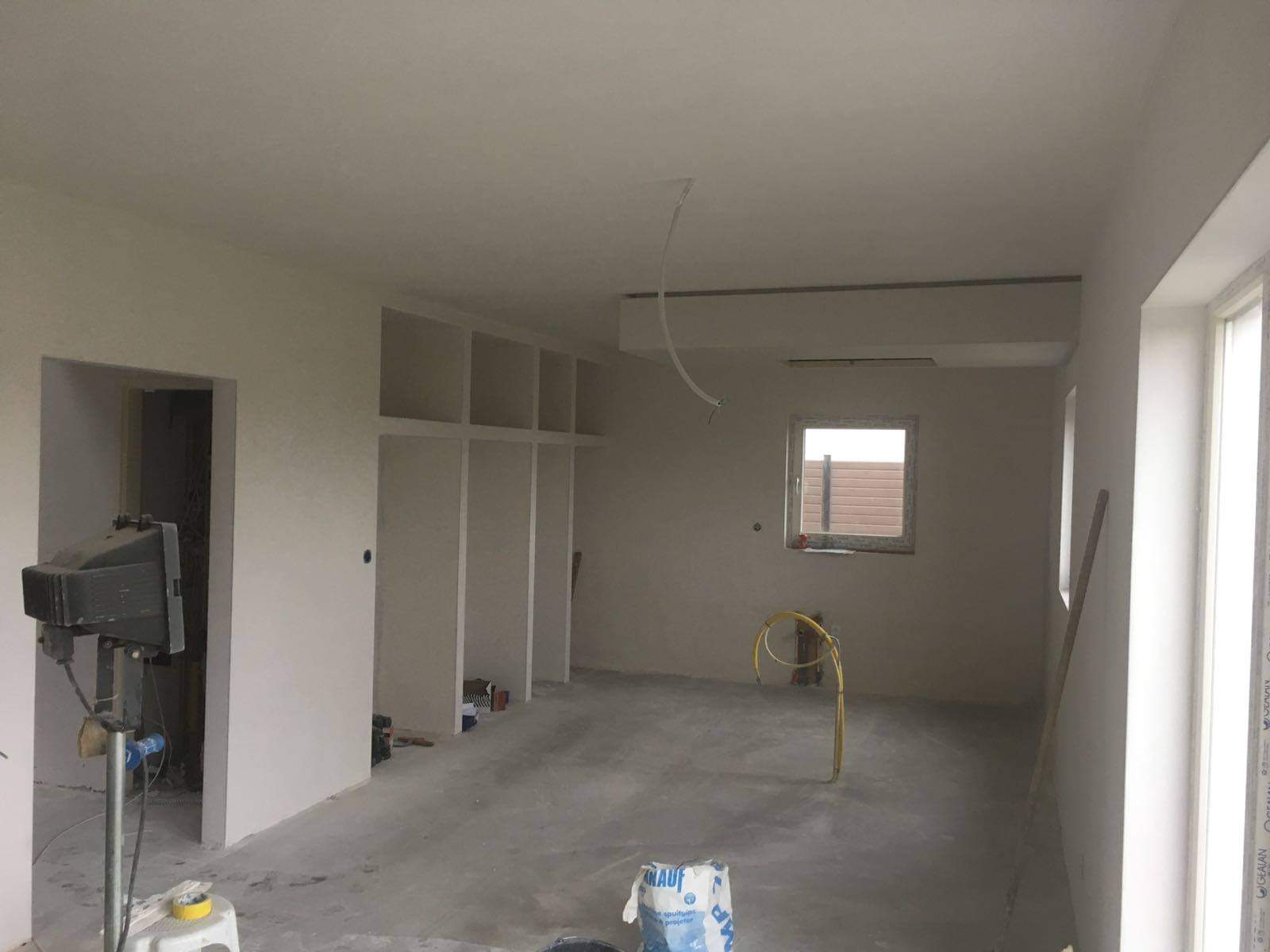 Nieuwbouw interieur met gestucte wanden en nissen