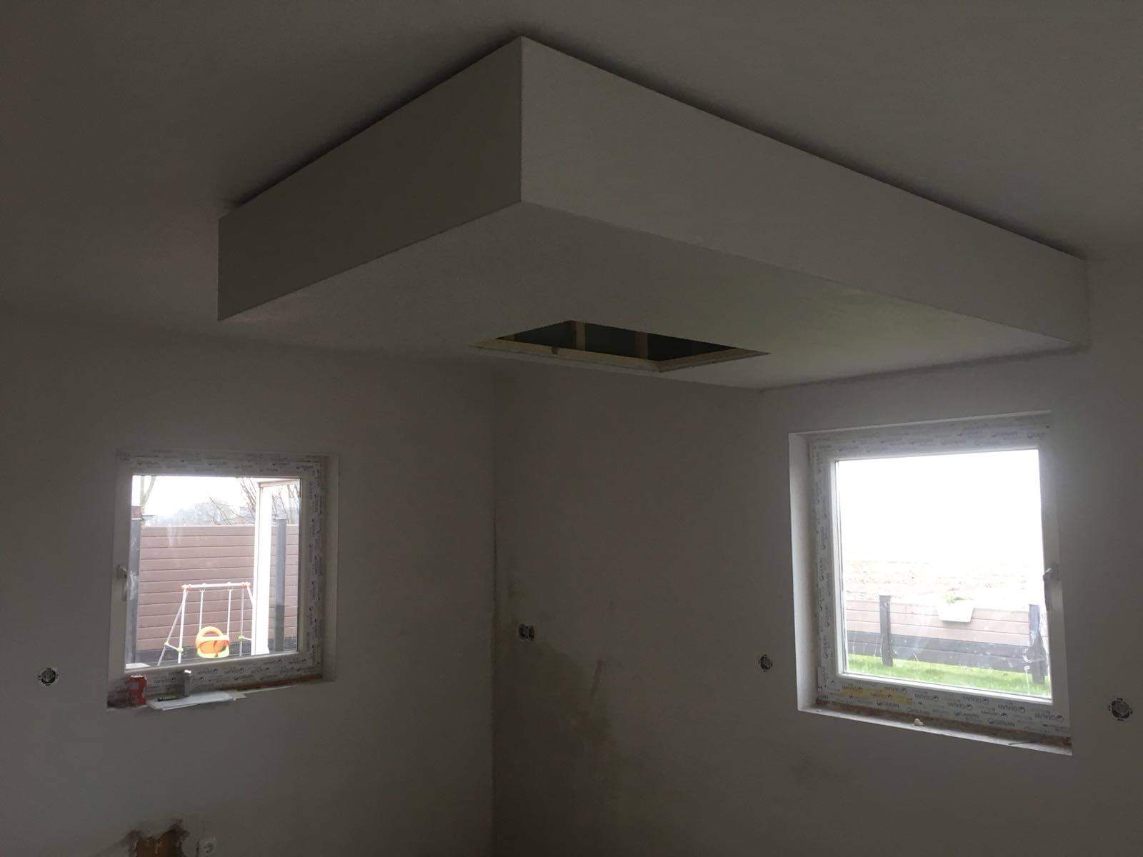 Gestucte verlaagde plafondkoof in een slaapkamer